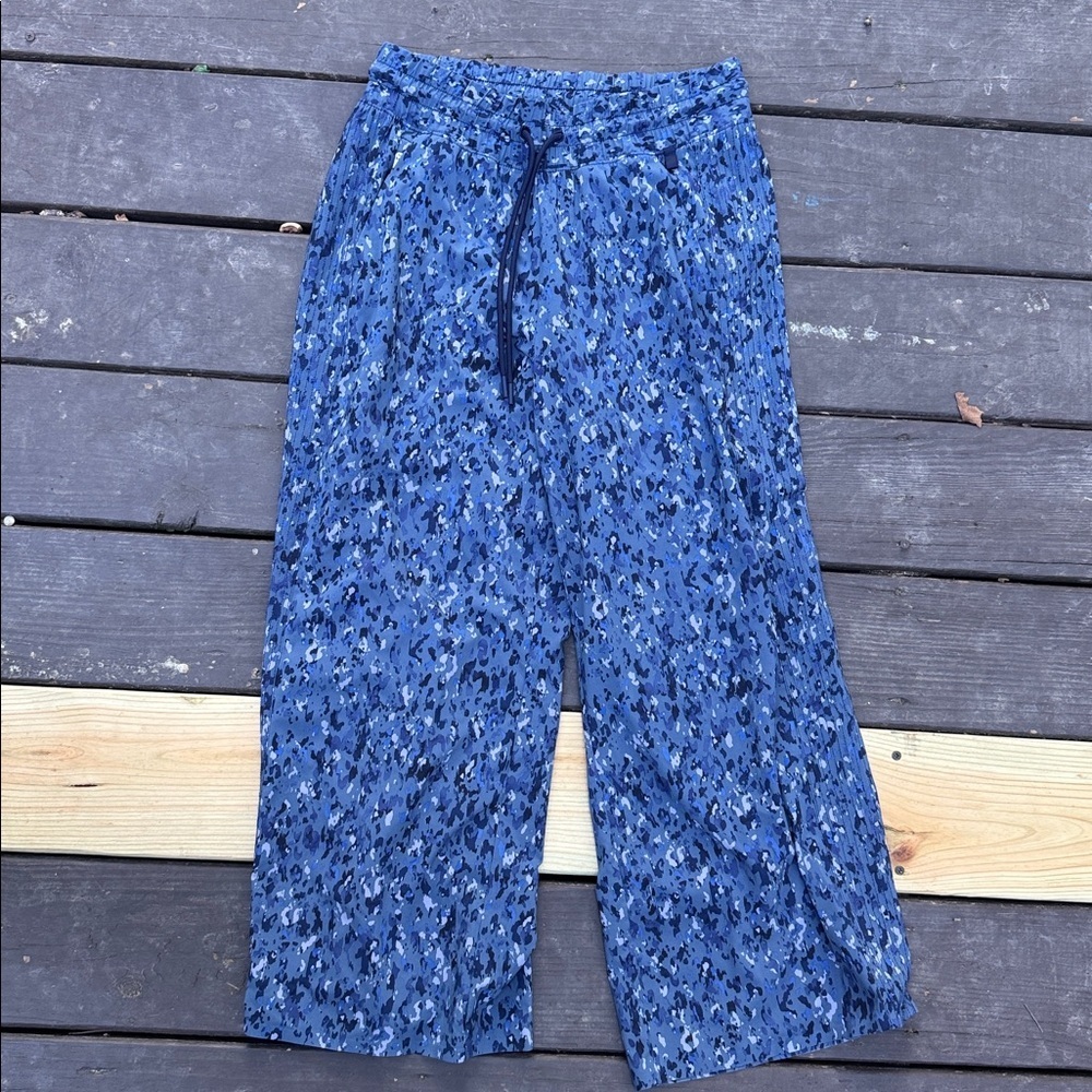 Athleta Avenue Wide Leg Crop Blue Patterned Pants size 4